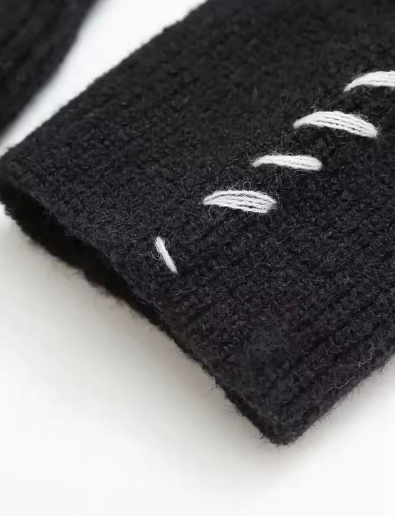 Stylischer Pullover mit Ziernähten – Schwarzer Oversize-Sweater