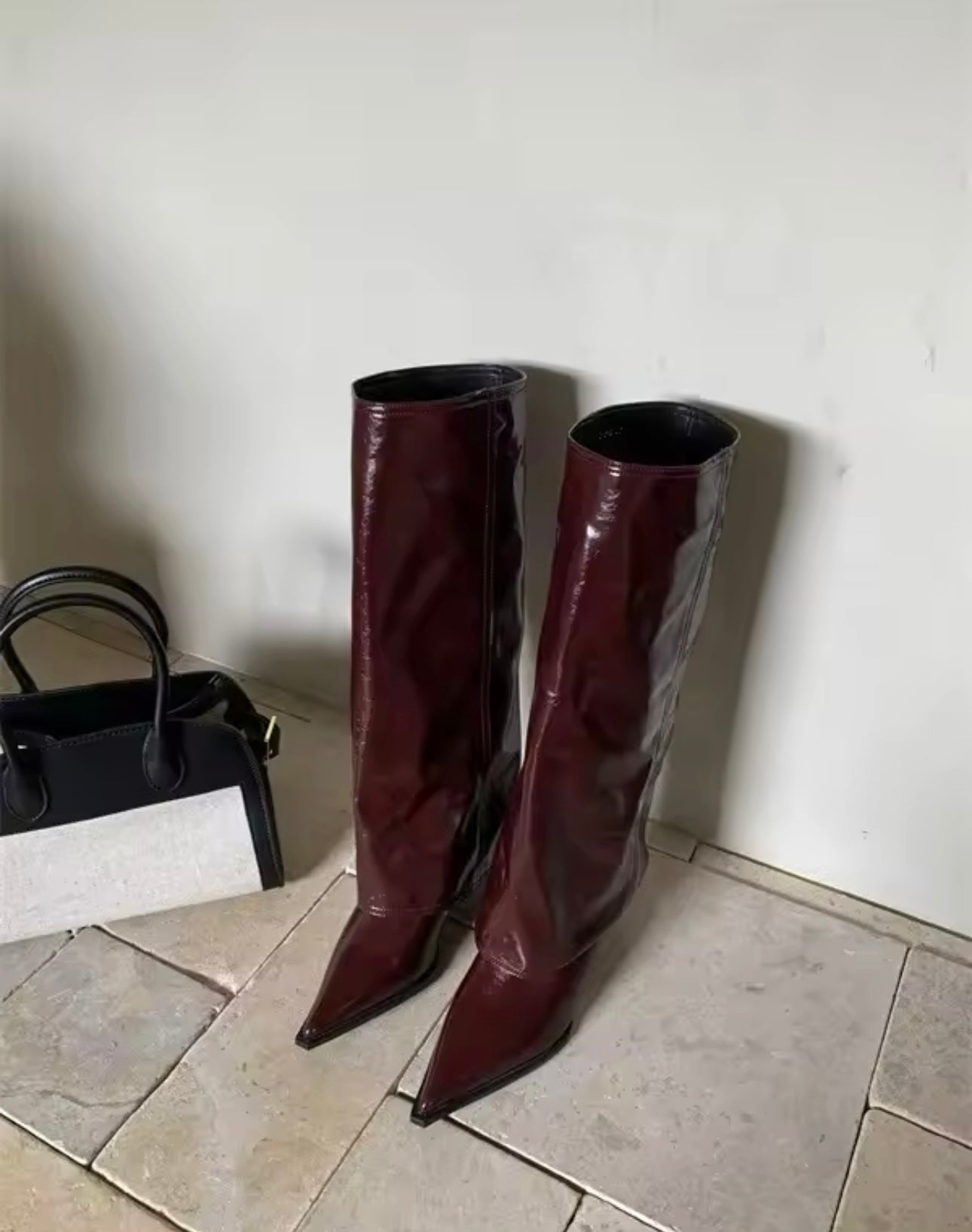 Röhrenstiefel aus Lack Leder